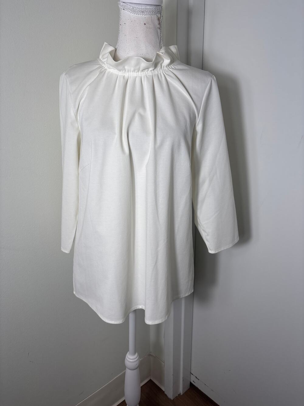 Abbey Glass White 3/4 Sleeve High Ruffle Collar Top Sz L